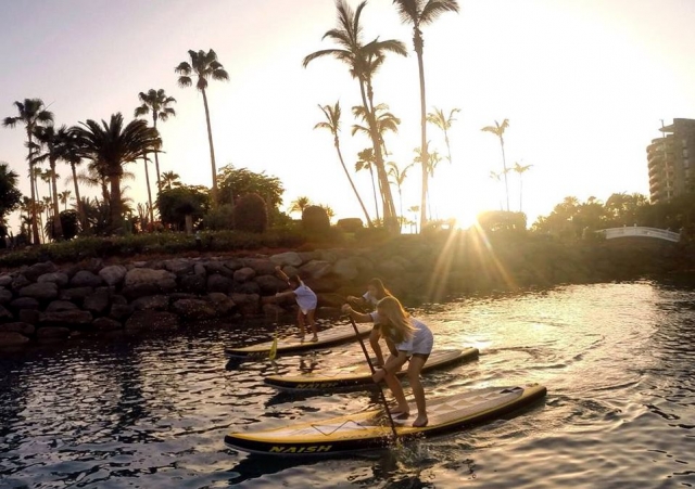 Chicas remando con la puesta de sol.jpg